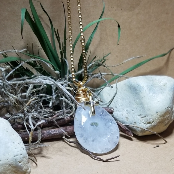 Solar quartz and gold necklace - Picture 4 of 4